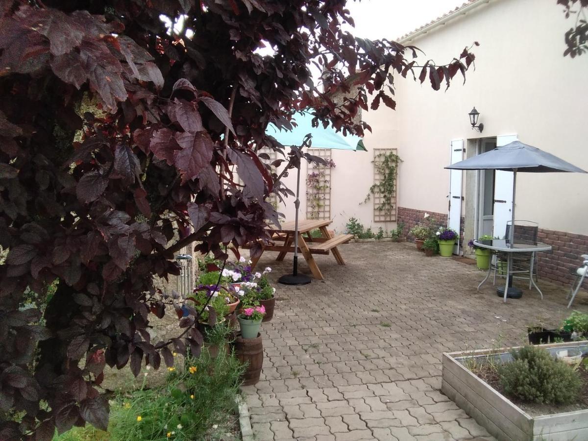 Les Tournesols Bed and Breakfast La Bernardiere Εξωτερικό φωτογραφία